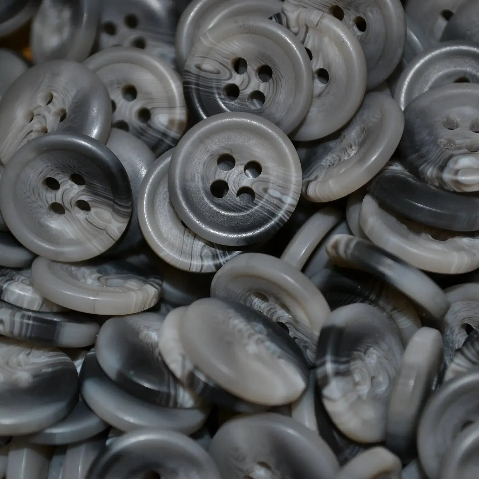 Light Grey Resin Pimbo Buttons – Small (24 Ligne)